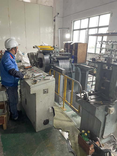 kasus perusahaan terbaru tentang bengkel kecil untuk mesin slitter lembaran logam gulungan stainless steel pisau geser putar