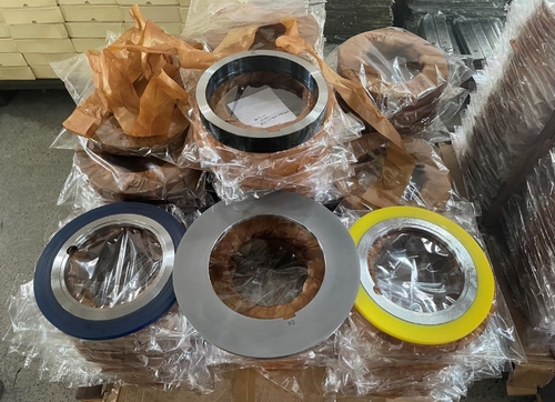 kasus perusahaan terbaru tentang Pelanggan Rusia set lengkap pisau slitter lembaran logam, cincin stripper berikat karet, dan spacer